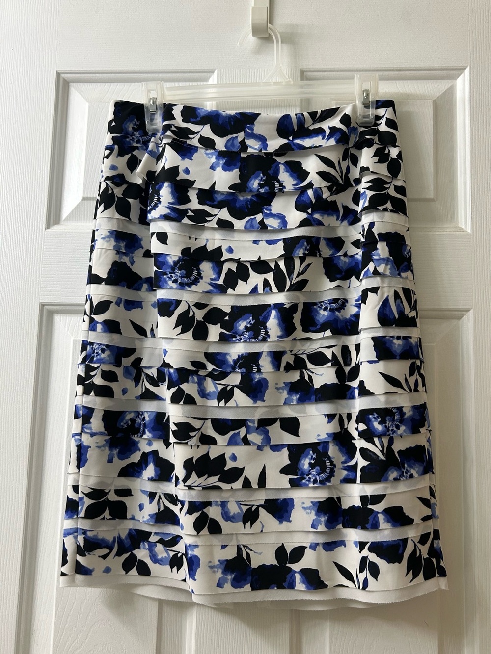WHBM Women's White & Blue Floral Tiered Skirt Size 6